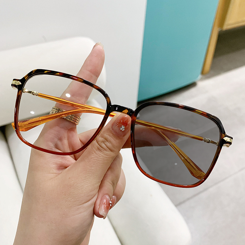 [10553] M-ARPT009 Kacamata Lensa Photocromic Anti Radiasi Wanita Pria Kacamata Bingkai Titanium Kotak Anti UV Photocromic (M-ARPT009-Leopard)